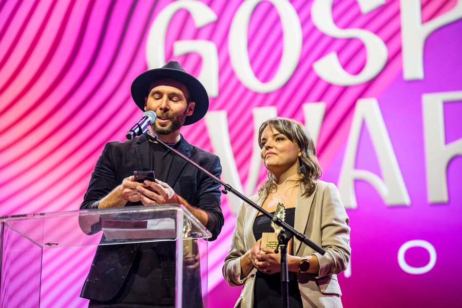 Glow_2024_Awards_Vuoden_biisi_Eve-Ossi_kuva_ANRE_WASSE_88_lowress